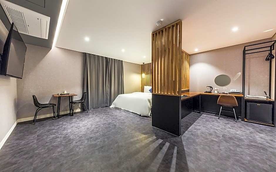 Photo 1 of 18 of Suite