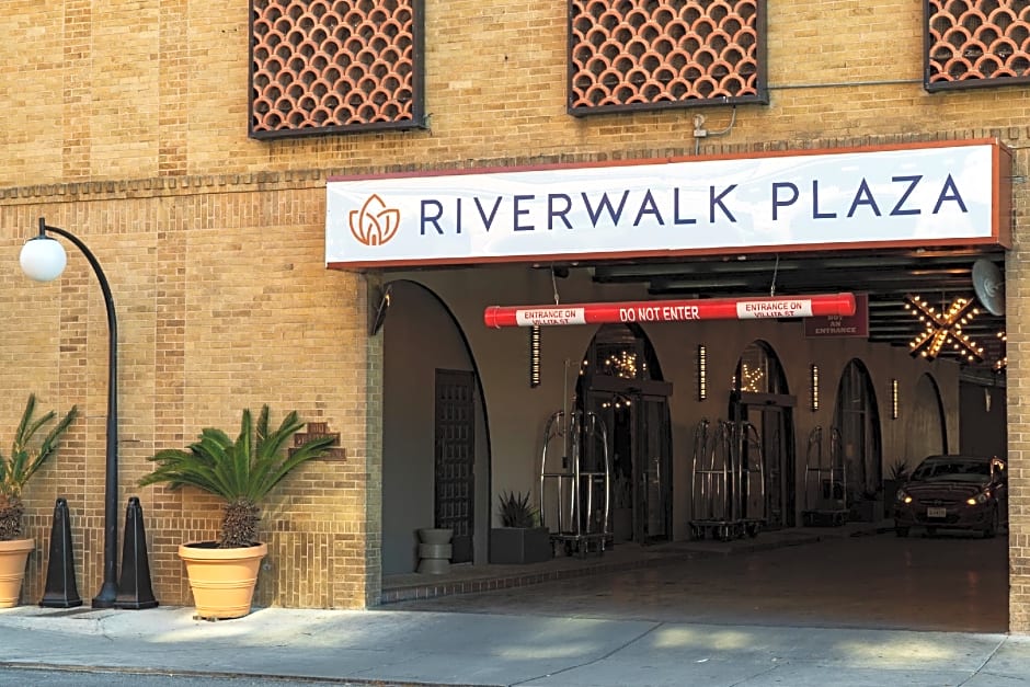 Riverwalk Plaza Hotel And Suites