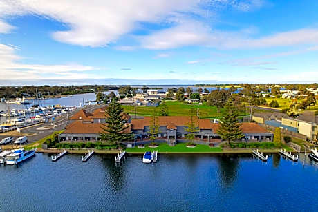 Mariners Cove Waterfront Motel and Apartments
