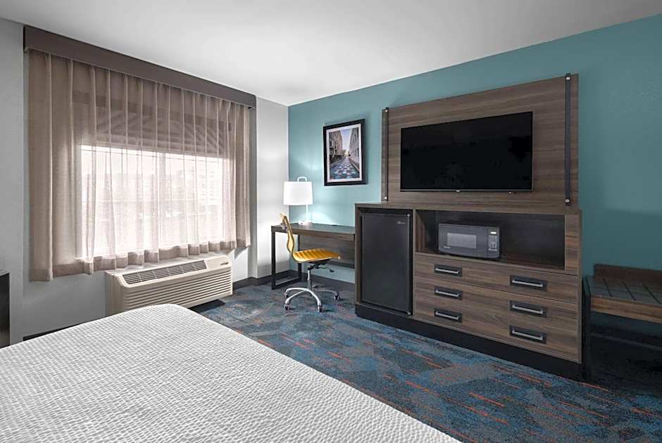 La Quinta Inn & Suites by Wyndham Greensboro