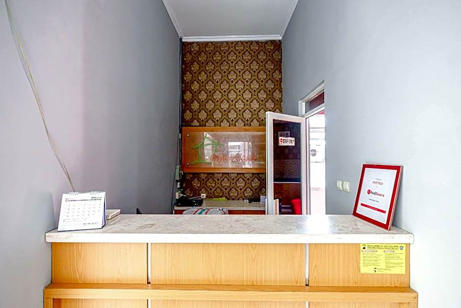RedDoorz near Solo Square 3