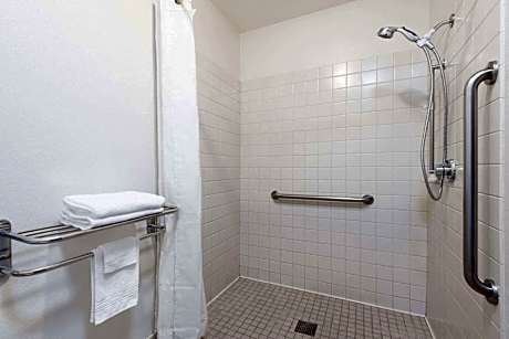 1 Queen Bed Accessible Room Non-Smoking