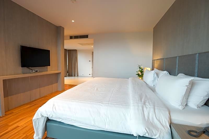 New Season Square Hotel