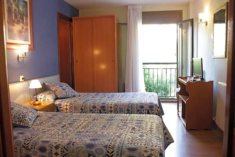 Photo 1 of 6 of Quadruple Room