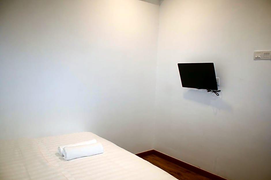 Cozy Riverside Hotel