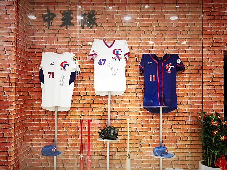 La Hotel-Baseball Theme Hall