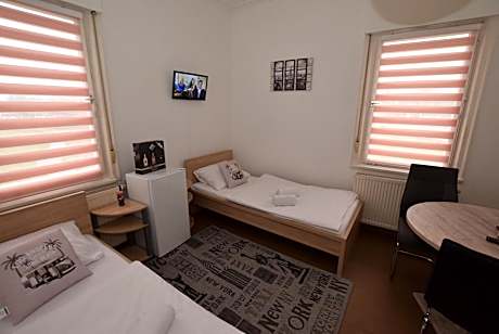 Basic Triple Room with Shared Bathroom
