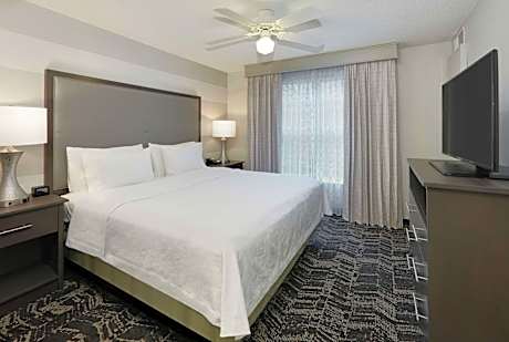 King Suite with Accessible Tub - Mobility and Hearing Access/Non-Smoking