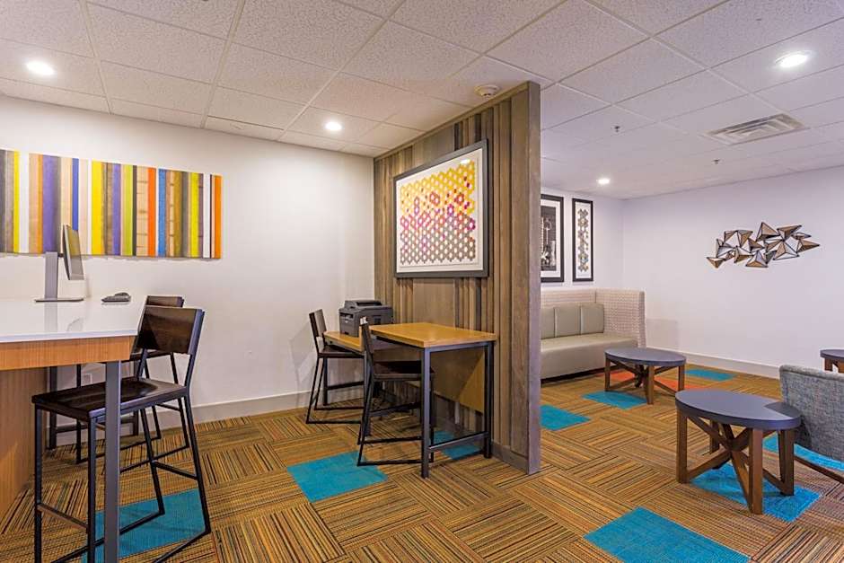 Holiday Inn Express and Suites - Petersburg - Fort Lee by IHG