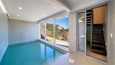 Taean Oaten Pool Villa
