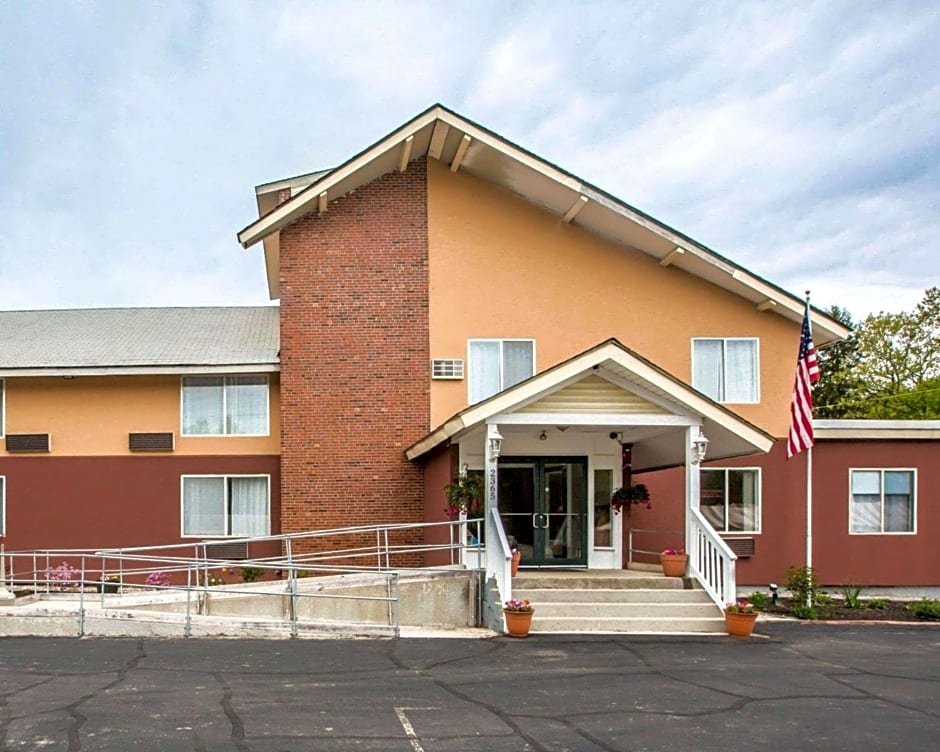 Econo Lodge Lakes Region