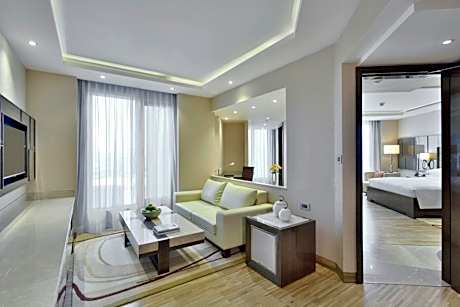 1 Bedroom Larger Suite, Executive Lounge  Access, 1 King, City View & complimentary two-way airport transfers