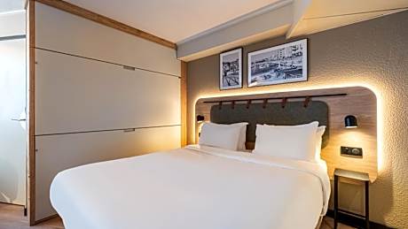 Standard Room - 1 Queen Bed 2 Bunk Beds