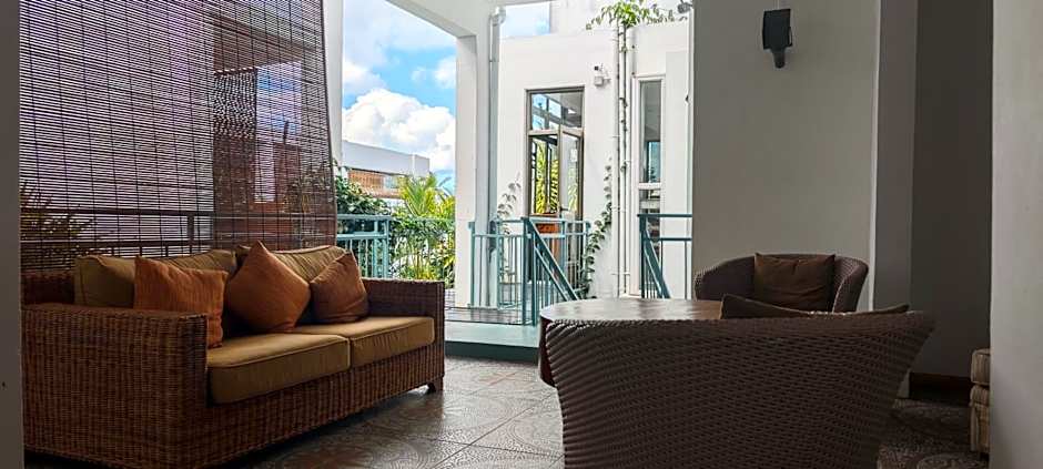 Villa Alizée - Boutique Hôtel Expérience - Idéal Couples & Pros - Piscine - Restaurant - Rooftop bar - Parking privé - 10min Port-Louis - Ambiance Tropical chic & authentique