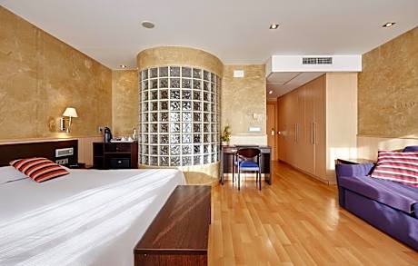 Suite with Whirlpool