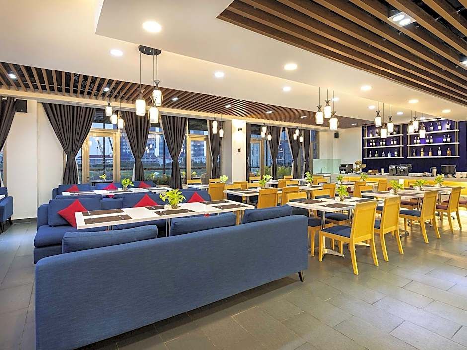 Ibis Saigon South Hotel