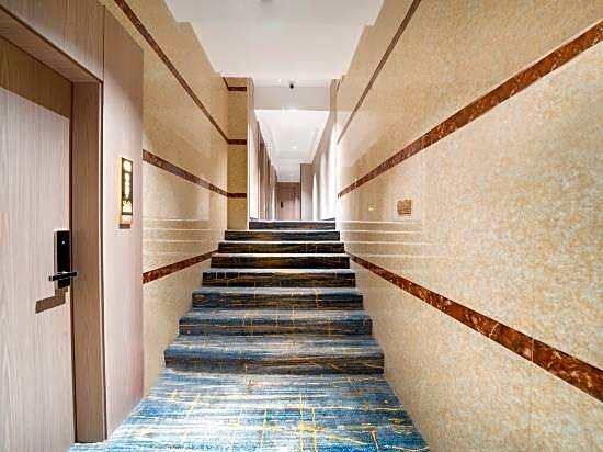 Meiling Hotel (Guangzhou Zhujiang New Town Wuyangyu Subway Station)