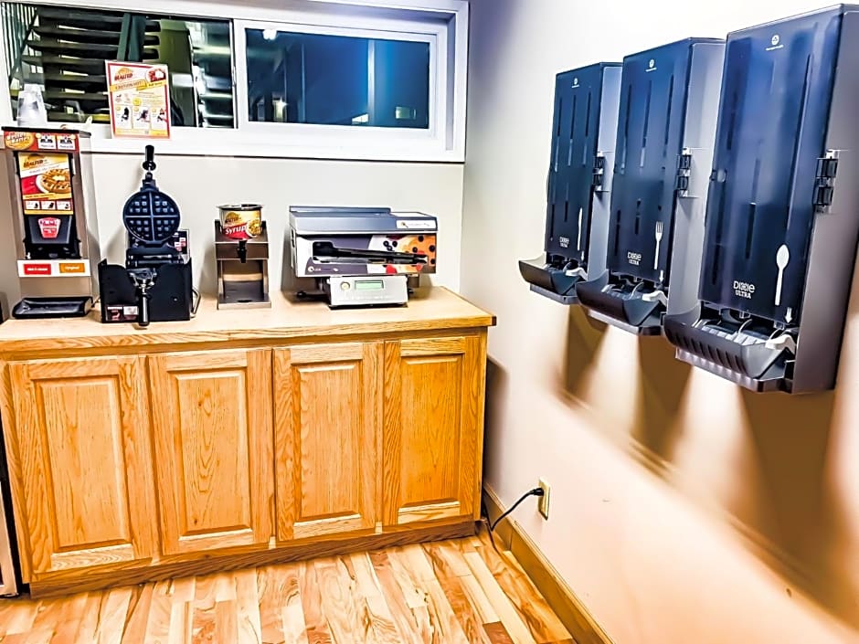 Econo Lodge Inn & Suites