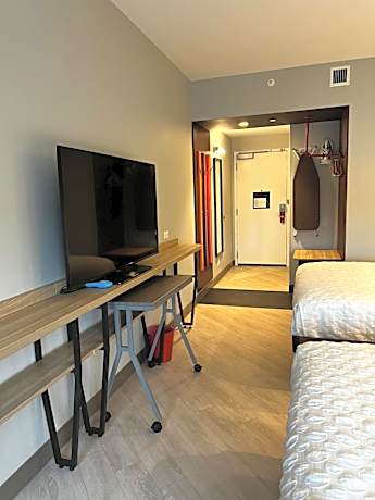 Queen Room with Two Queen Beds and Roll-In Shower - Mobility Access/Non-Smoking