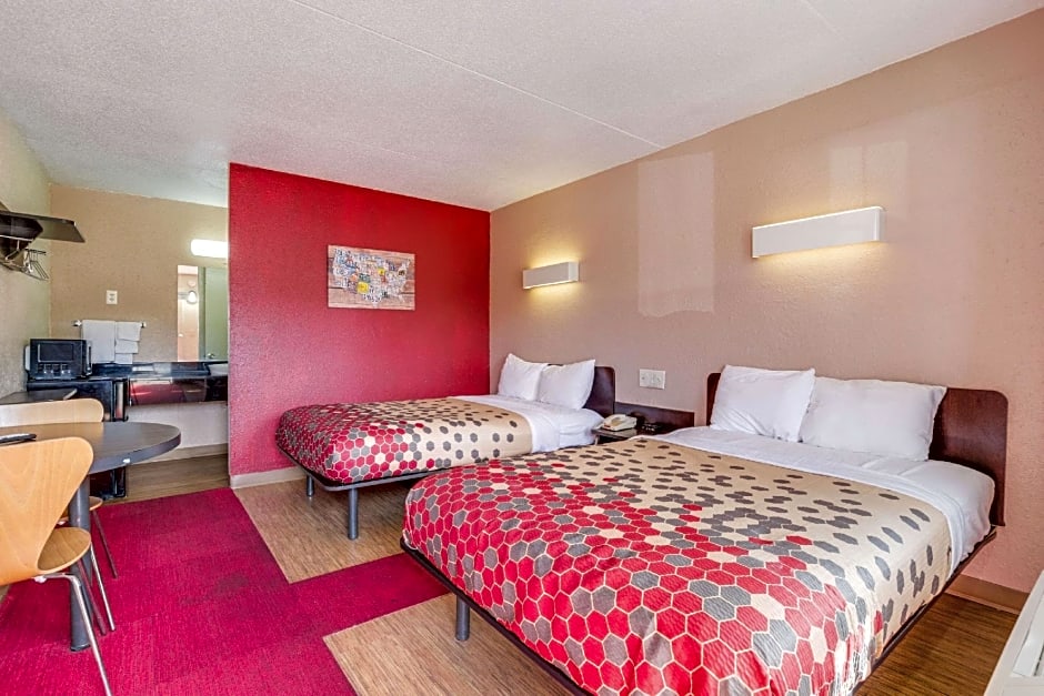 Econo Lodge Inn & Suites – Terre Haute, IN
