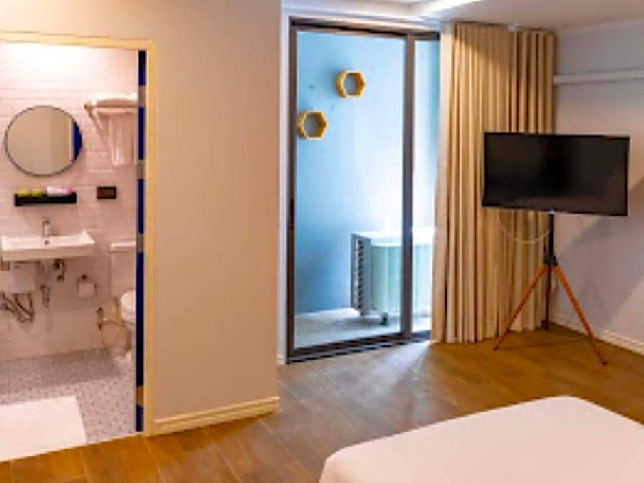 J Place Hotel