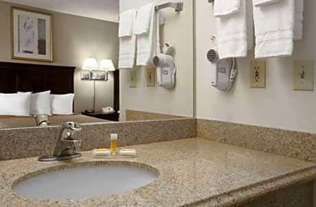 2 Queens Premium W/In-Room Drinks-Snacks