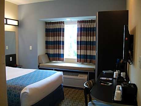 Queen Room - Non-Smoking