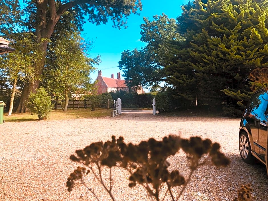 Somerleyton Meadows - The Hideaway Hut & Hot Tub