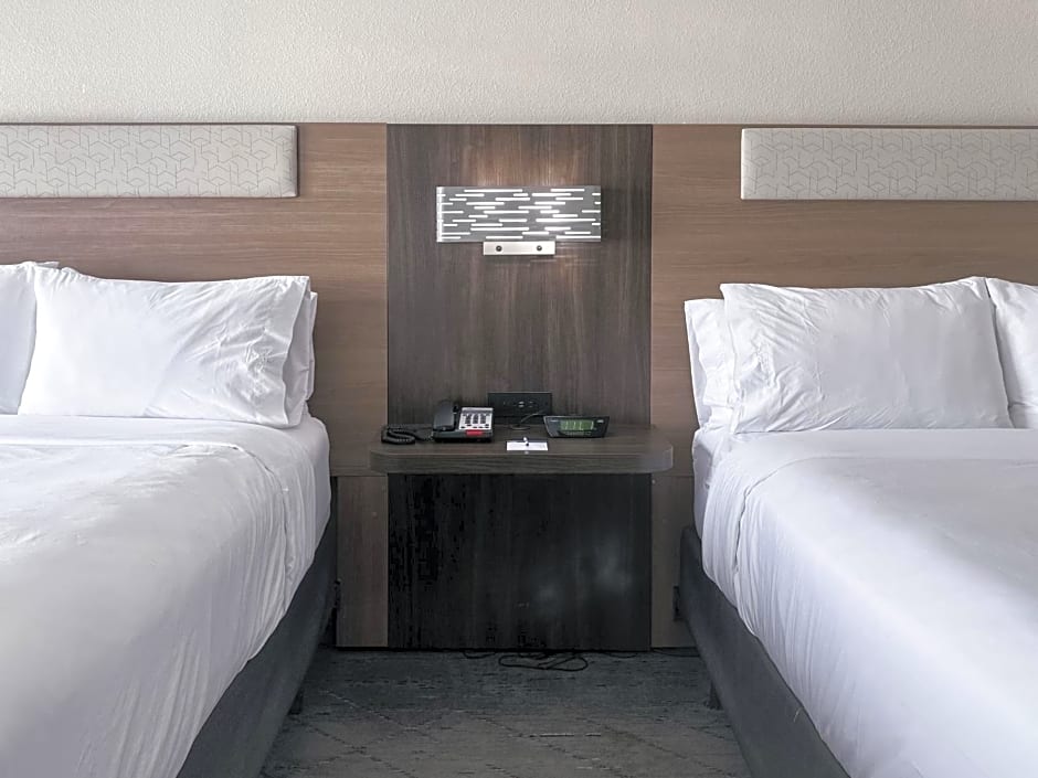 Holiday Inn Express Hotel & Suites Ennis By IHG
