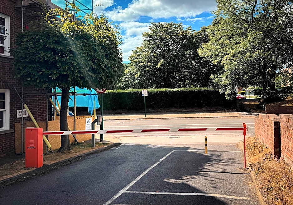 Stylish Modern 1-Bed Apartment in Prime Solihull Town Centre