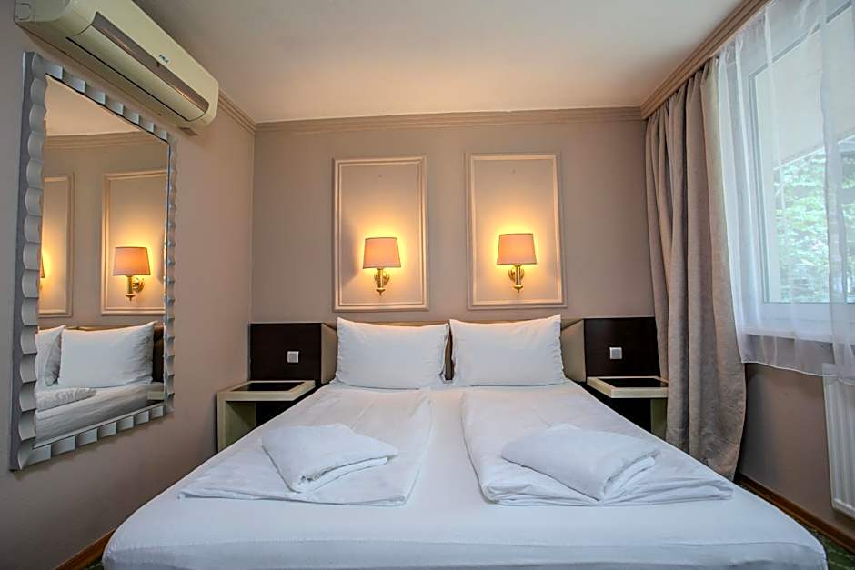 Hotel Attaché