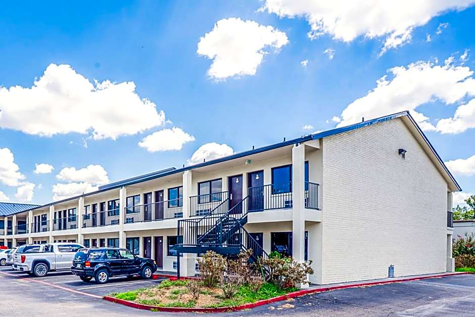 OYO Hotel Houston N Fm-1960 Champions TX