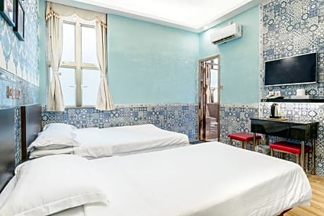 Family Room (1 Double Bed and 1 Single Bed)