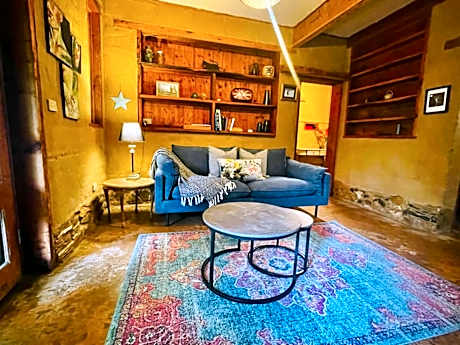 Large Two-Bedroom Cottage with Private Hot Tub - Saturna