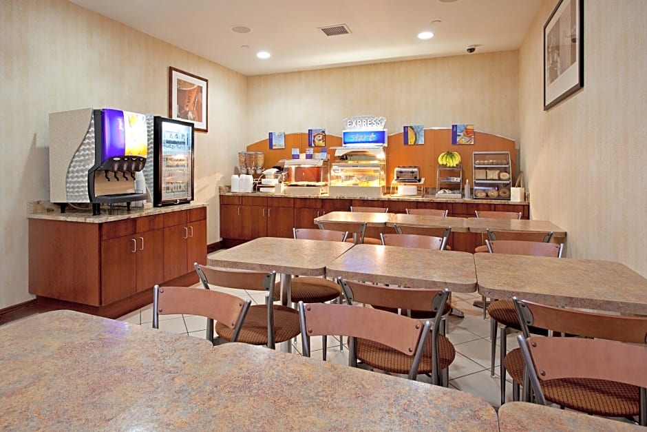Holiday Inn Express LaGuardia Airport By IHG