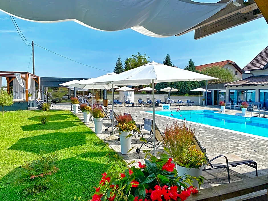 16 Lakes Hotel