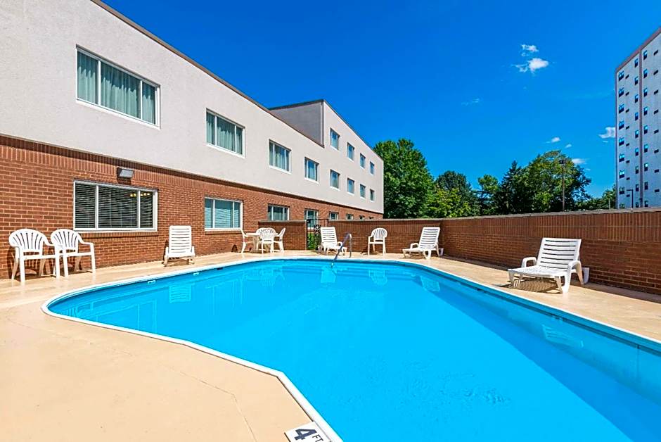 Ramada Hotel & Conference Center by Wyndham Paintsville