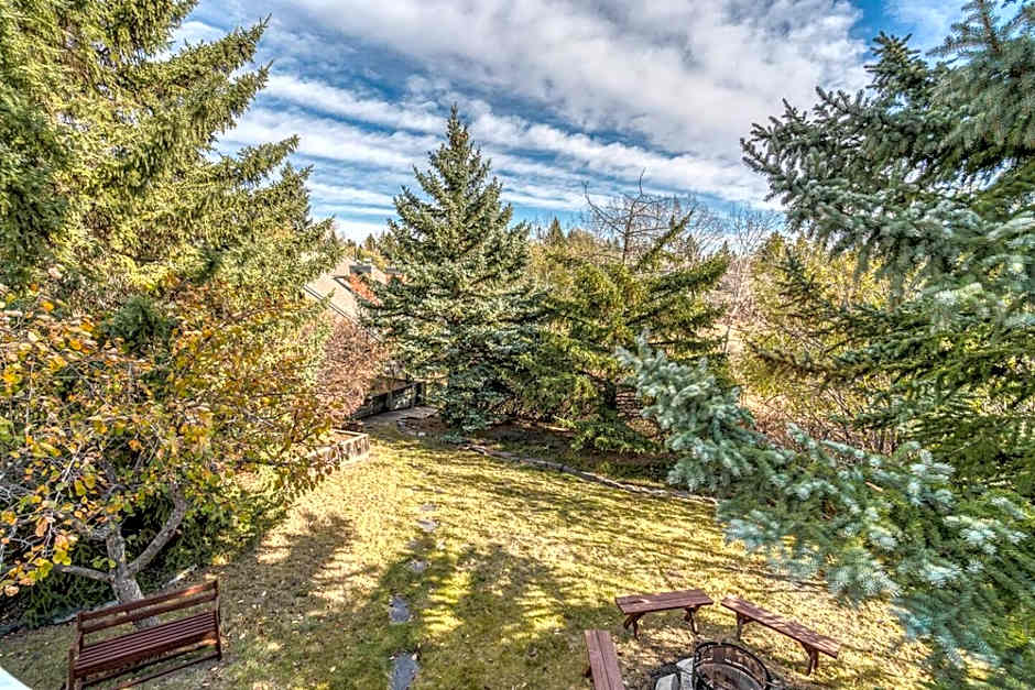 Boho Retreat w/King Bed on Bow River Pathway