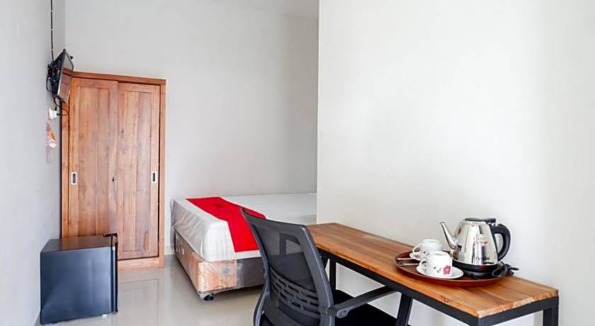 RedDoorz Plus Syariah near Stasiun Tegal 2