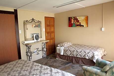 Basic Triple Room with Shared Bathroom