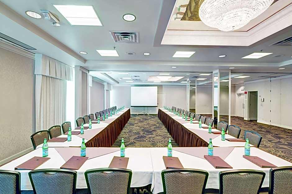 DoubleTree By Hilton Milwaukee Downtown