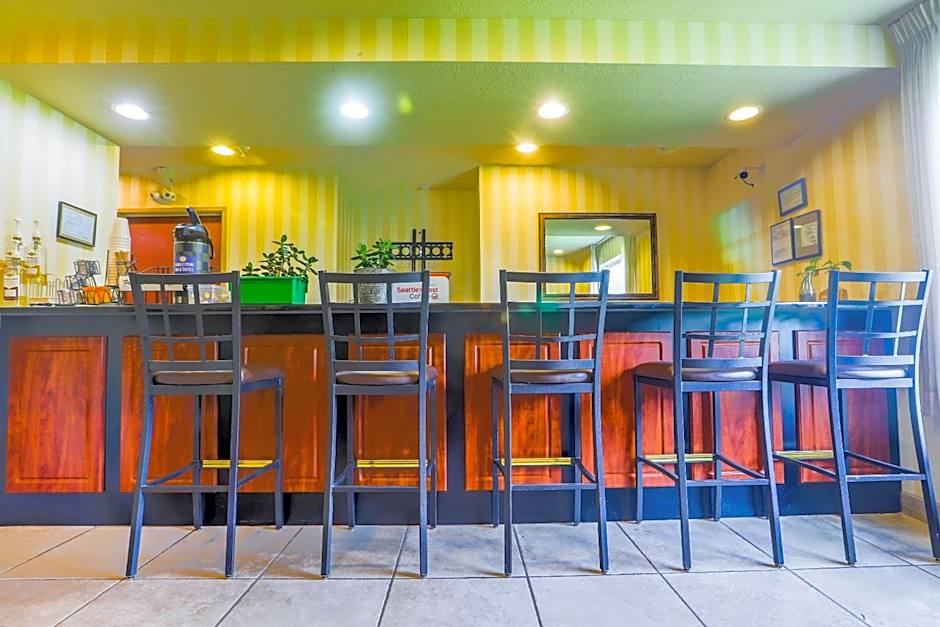 Evansville Inn & Suites by OYO