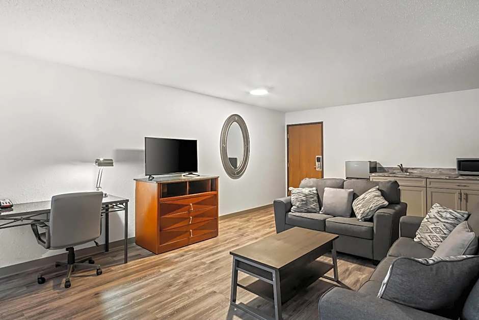 Econo Lodge Inn & Suites Auburn