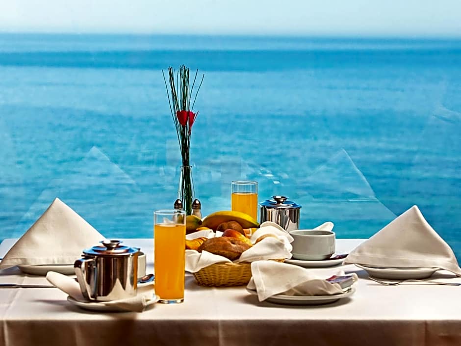 Carcavelos Beach Hotel