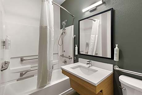 1 King Mobility/Hearing Accessible Bathtub