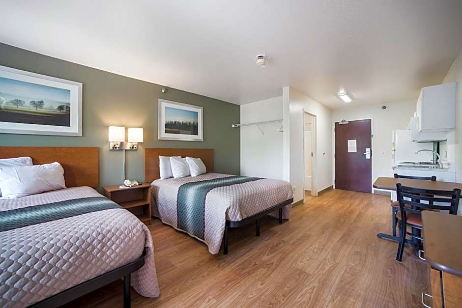 HomeTowne Studios by Red Roof St. Louis - Airport/ N Lindbergh