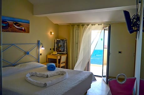 Double Room with Balcony and Sea View