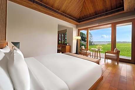 King Bungalow with Water View
