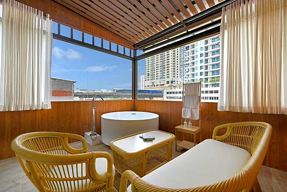 Ratchathewi Hyde Away