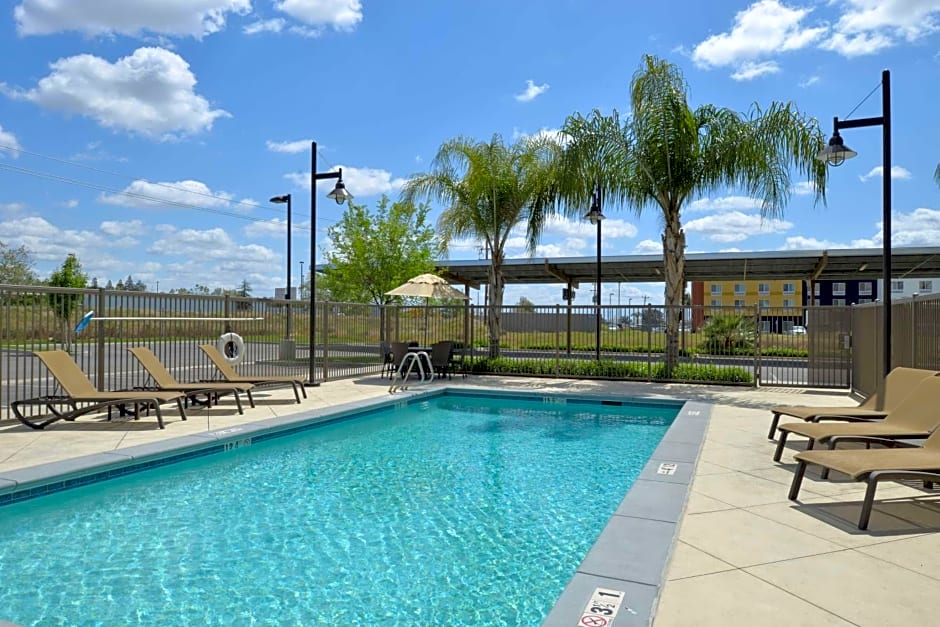 Hampton Inn By Hilton And Suites Bakersfield North-Airport